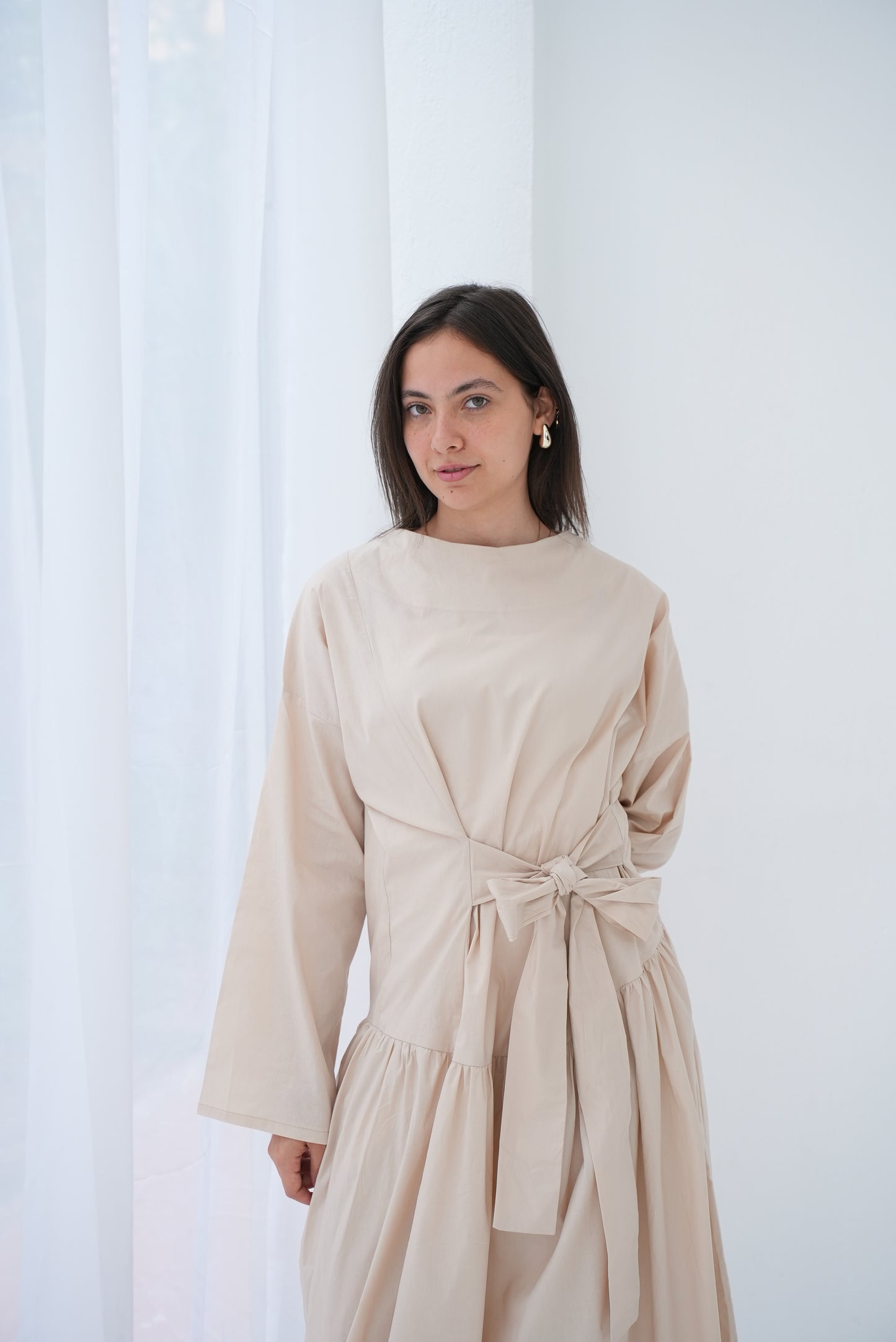 Beige side bow charm